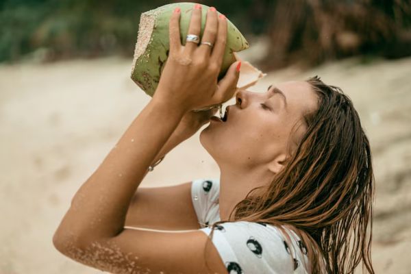 नारियल पानी पीने के फायदे Nariyal Pani Pine ke Fayde Aur Nuksan)